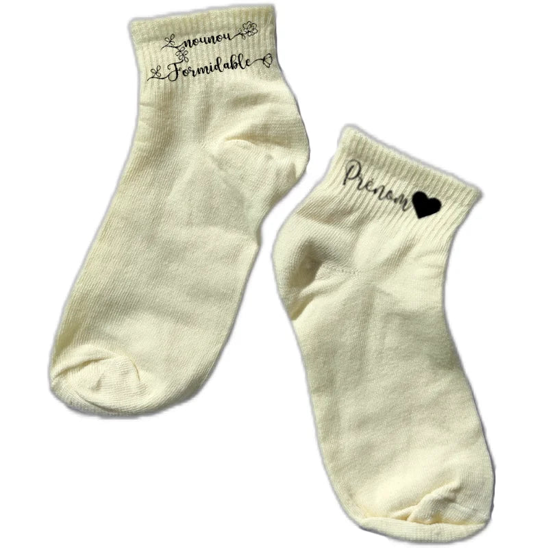 Chaussette courte personnalisée nounou formidable disponible en blanc, rose, vert, jaune, violet et bleu