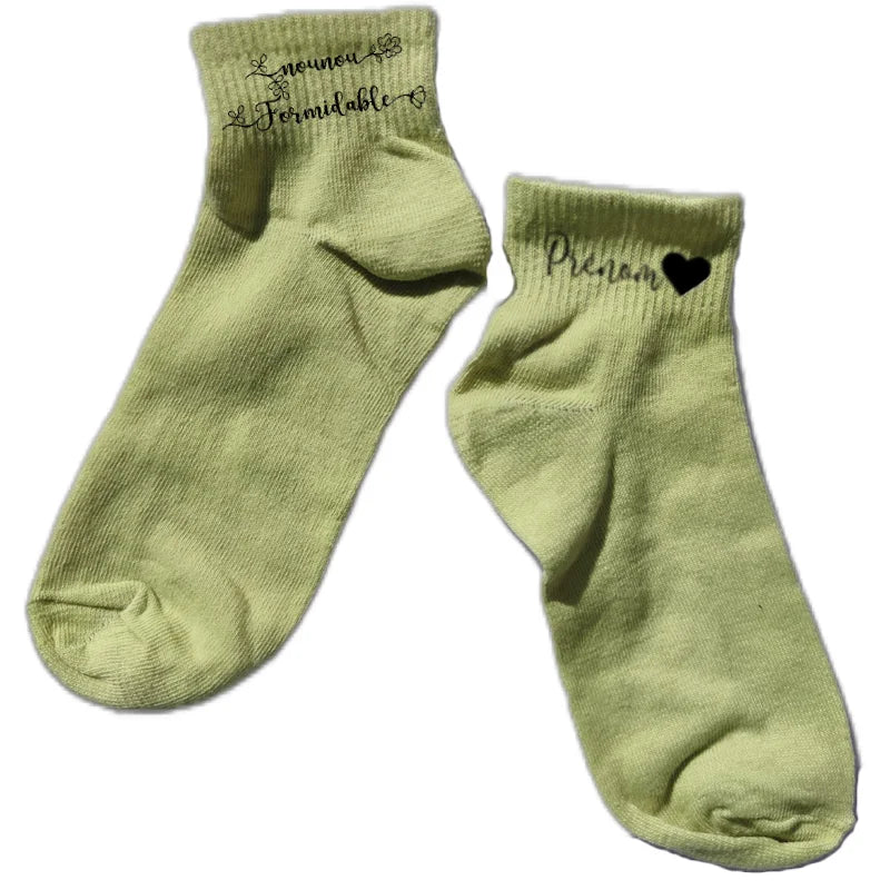 Chaussette courte personnalisée nounou formidable disponible en blanc, rose, vert, jaune, violet et bleu