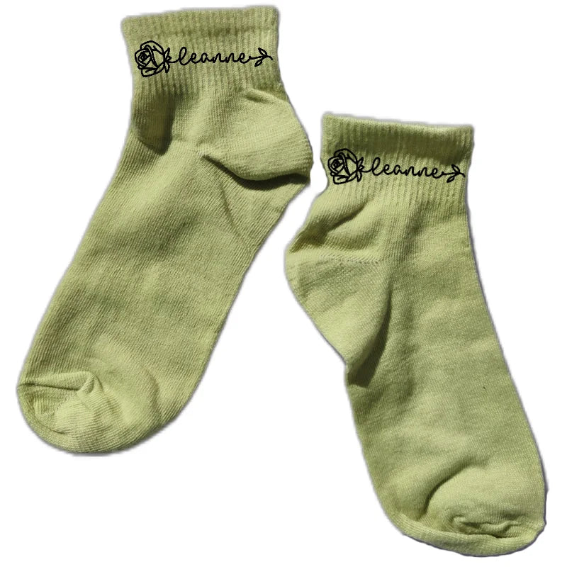Chaussette courte personnalisée avec votre prénom fleur disponible en blanc, rose, vert, jaune, violet et bleu