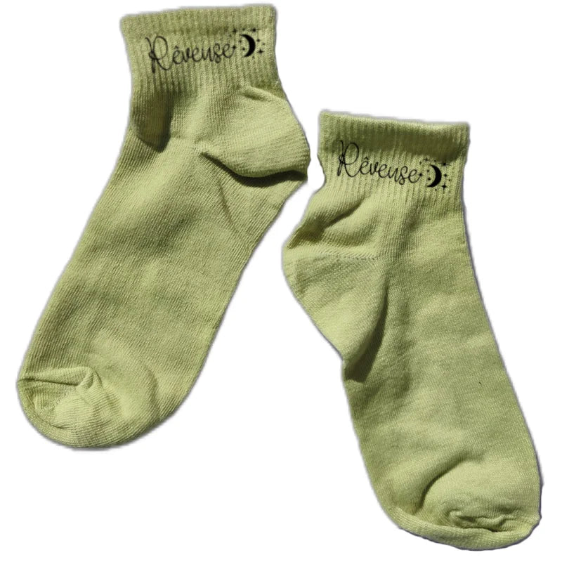Chaussette courte personnalisée avec votre prénom lune disponible en blanc, rose, vert, jaune, violet et bleu