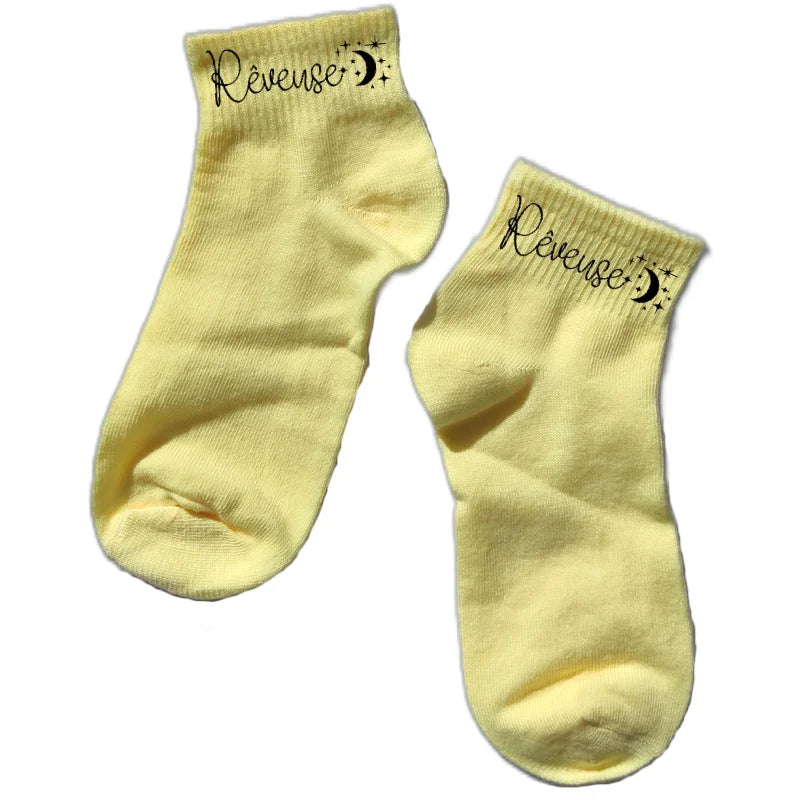 Chaussette courte personnalisée avec votre prénom lune disponible en blanc, rose, vert, jaune, violet et bleu