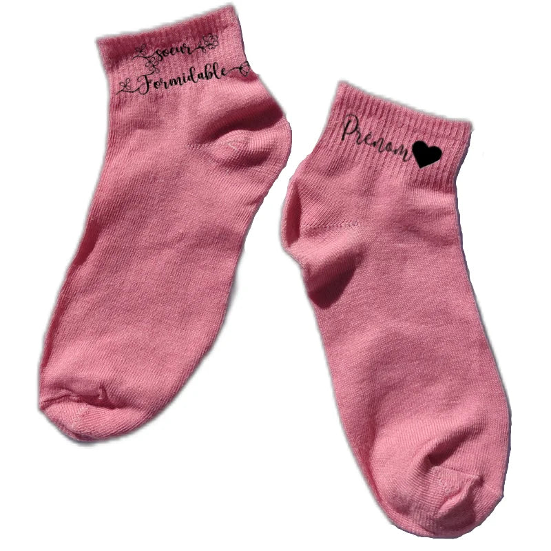 Chaussette courte personnalisée soeurformidable disponible en blanc, rose, vert, jaune, violet et bleu